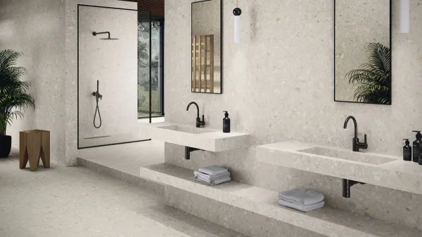 Baño con azulejos efecto madera en tonos neutros, colección Greystone de Ape