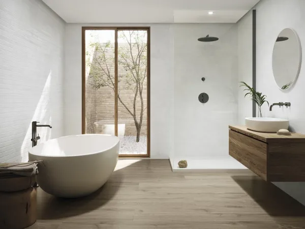 Baño con azulejos efecto madera en tonos neutros, colección Ikon de Argenta