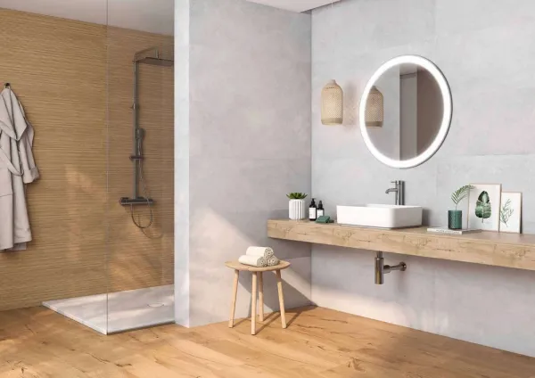 Baño con azulejos efecto madera en tonos cálidos, colección Indiana de Roca