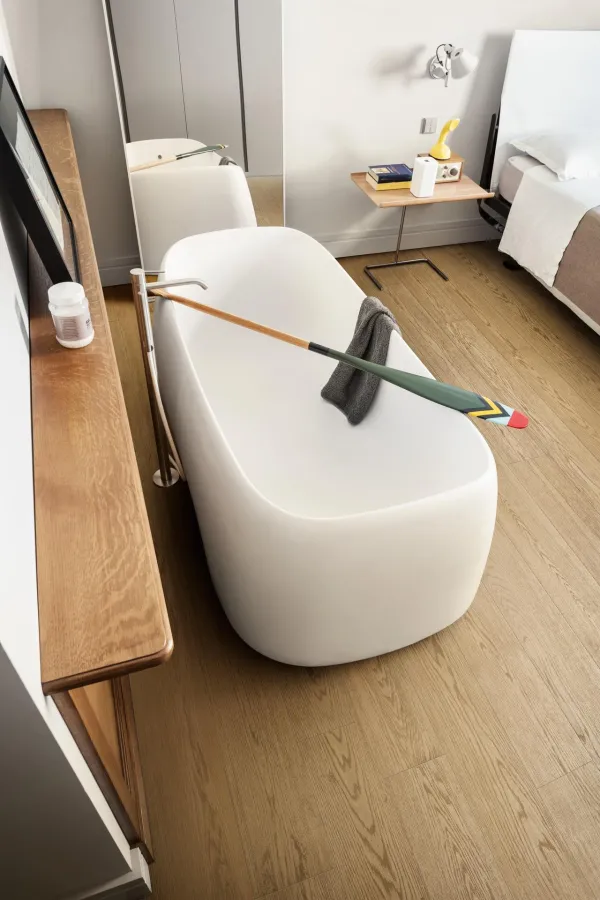 Baño con azulejos efecto madera en tonos cálidos, colección Intrecci de Marazzi