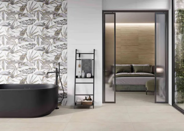 Baño con azulejos efecto madera en tonos neutros, colección Iroko de Fanal