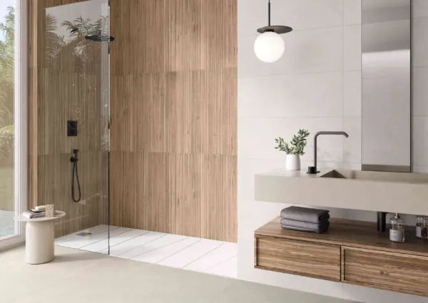 Baño con azulejos efecto madera en tonos cálidos, colección Iroko de Fanal