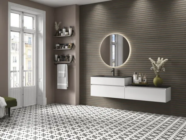 Baño con azulejos efecto madera en tonos neutros, colección Jarel de Cifre
