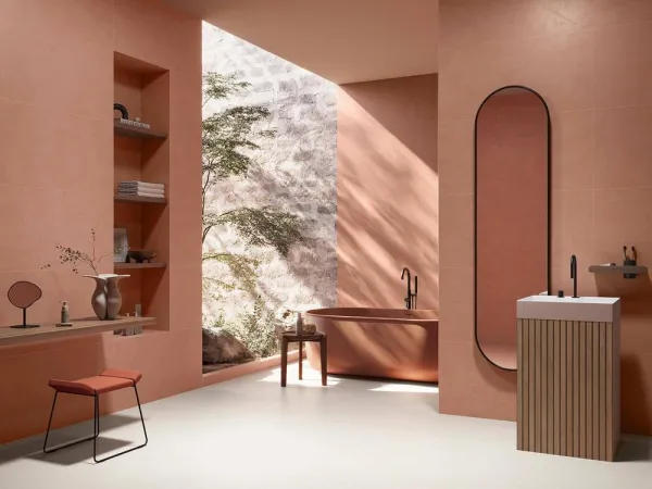 Baño con azulejos efecto madera en tonos cálidos, colección Kenzo - kaoru de Colorker