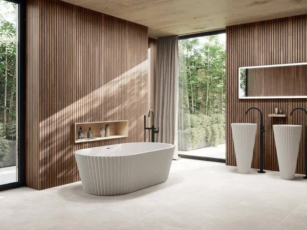 Baño con azulejos efecto madera en tonos cálidos, colección Kenzo - kaoru de Colorker