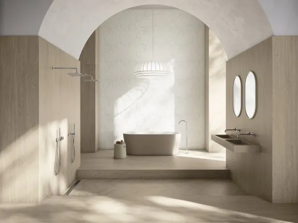 Baño con azulejos efecto madera en tonos cálidos, colección Kinwood de Ape
