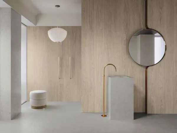 Baño con azulejos efecto madera, colección Kinwood de Ape