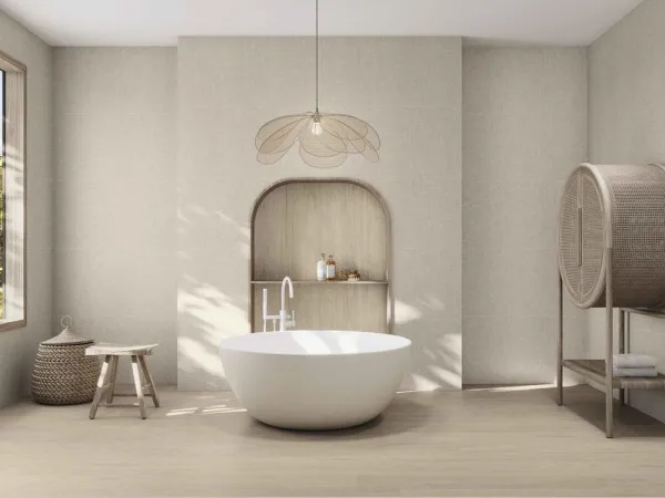 Baño con azulejos efecto madera en tonos cálidos, colección Kinwood de Ape
