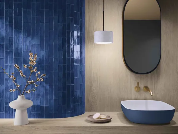 Baño con azulejos efecto madera en tonos fríos, colección Kinwood de Ape