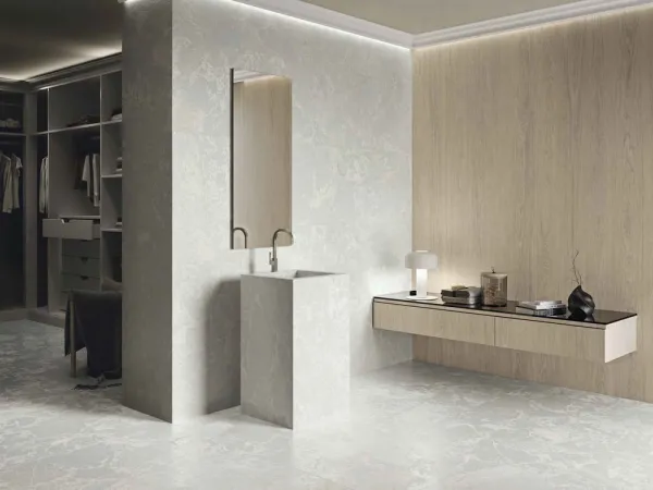 Baño con azulejos efecto madera en tonos neutros, colección Kinwood de Ape