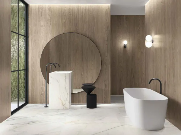 Baño con azulejos efecto madera en tonos cálidos, colección Kinwood de Ape