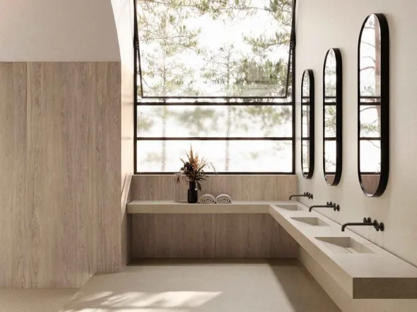 Baño con azulejos efecto madera en tonos cálidos, colección Kinwood de Ape