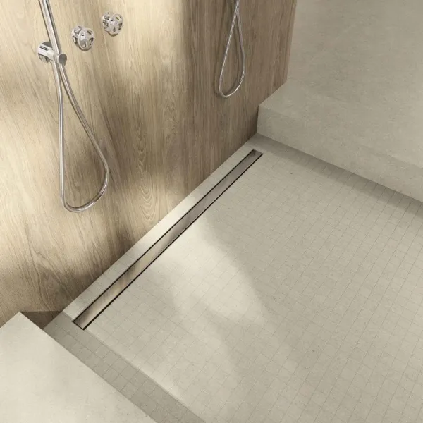 Baño con azulejos efecto madera en tonos cálidos, colección Kinwood de Ape