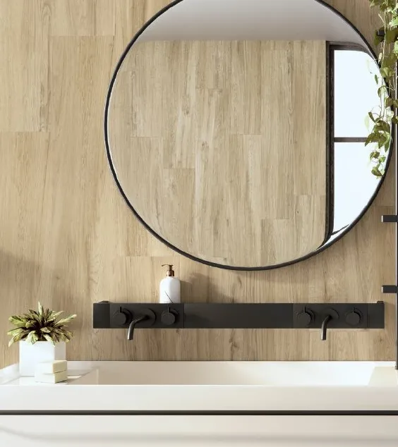Baño con azulejos efecto madera en tonos cálidos, colección Lakeview de Colorker