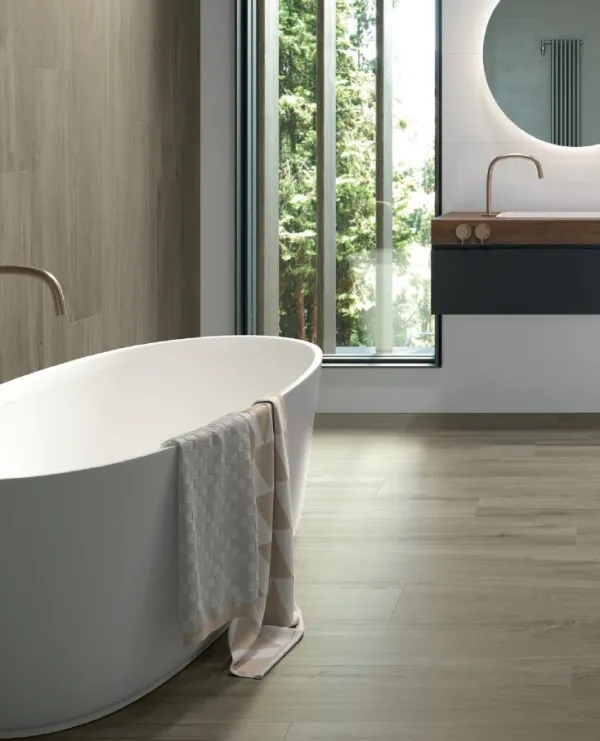 Baño con azulejos efecto madera en tonos neutros, colección Lakeview de Colorker