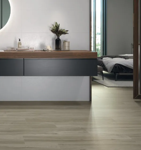 Baño con azulejos efecto madera en tonos neutros, colección Lakeview de Colorker