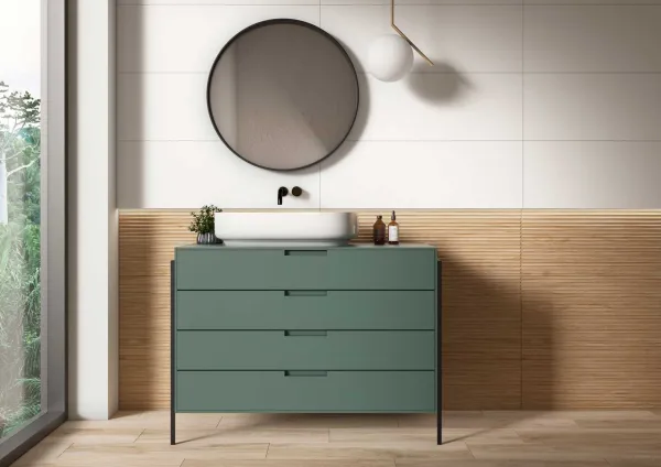 Baño con azulejos efecto madera, colección Linewood de TAU ceràmica