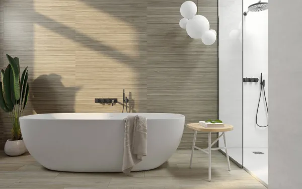 Baño con azulejos efecto madera, colección Linnear de Colorker