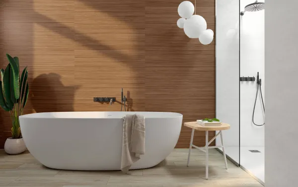 Baño con azulejos efecto madera en tonos cálidos, colección Linnear de Colorker