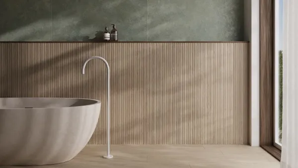 Baño con azulejos efecto madera en tonos cálidos, colección Livo de Fanal