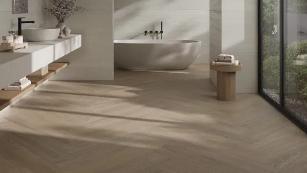 Baño con azulejos efecto madera en tonos cálidos, colección Livo de Fanal