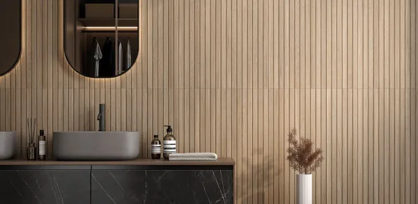 Baño con azulejos efecto madera en tonos cálidos, colección Lyric de Metropol