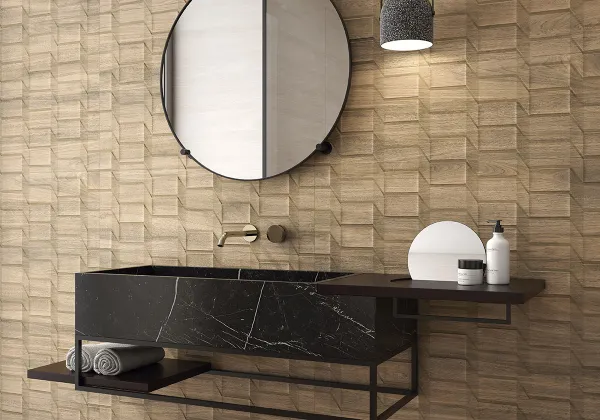 Baño con azulejos efecto madera en tonos cálidos, colección Mayari de Metropol