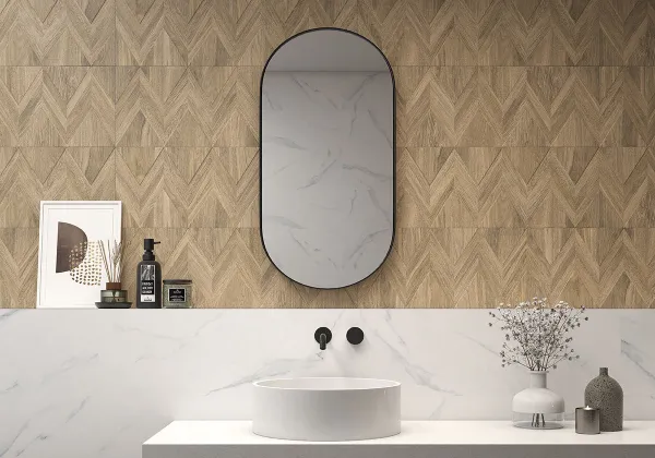Baño con azulejos efecto madera en tonos cálidos, colección Mayari de Metropol