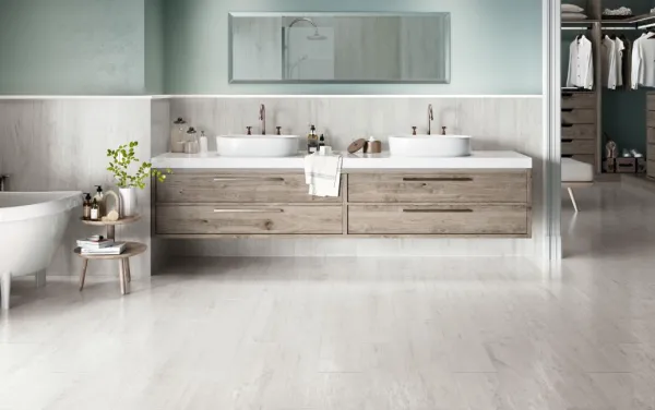 Baño con azulejos efecto madera en tonos neutros, colección Montana de Colorker