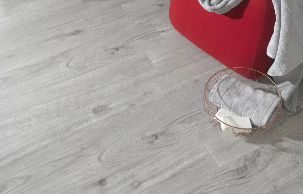Baño con azulejos efecto madera en tonos neutros, colección Mumble de Peronda