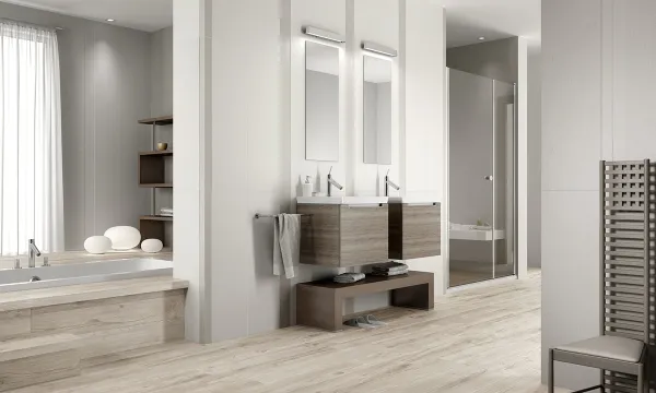 Baño con azulejos efecto madera en tonos neutros, colección Mumble de Peronda