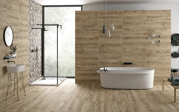 Baño con azulejos efecto madera en tonos cálidos, colección Norden de Colorker