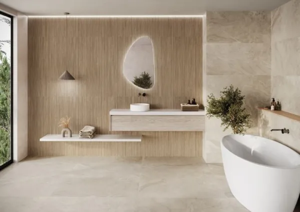 Baño con azulejos efecto madera en tonos cálidos, colección Novawood de Colorker