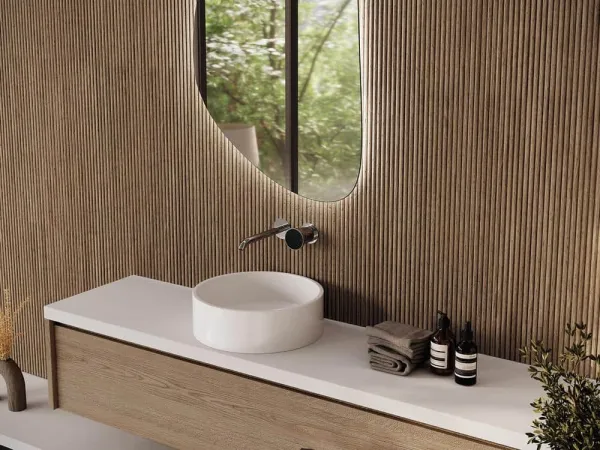 Baño con azulejos efecto madera en tonos cálidos, colección Novawood de Colorker