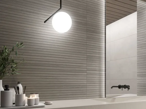 Baño con azulejos efecto madera en tonos neutros, colección Osaka de Durstone