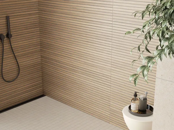 Baño con azulejos efecto madera en tonos cálidos, colección Osaka de Durstone