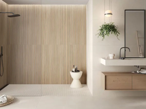 Baño con azulejos efecto madera en tonos cálidos, colección Osaka de Durstone