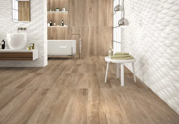 Baño con azulejos efecto madera en tonos cálidos, colección Park de Natucer