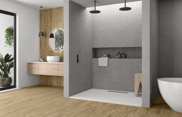 Baño con azulejos efecto madera en tonos neutros, colección Ragusa de TAU ceràmica