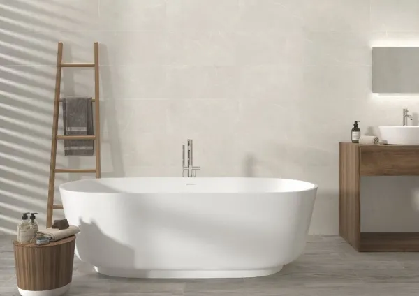 Baño con azulejos efecto madera en tonos neutros, colección Rennes de TAU ceràmica