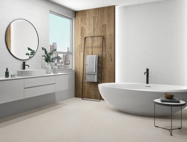 Baño con azulejos efecto madera en tonos neutros, colección Rennes de TAU ceràmica