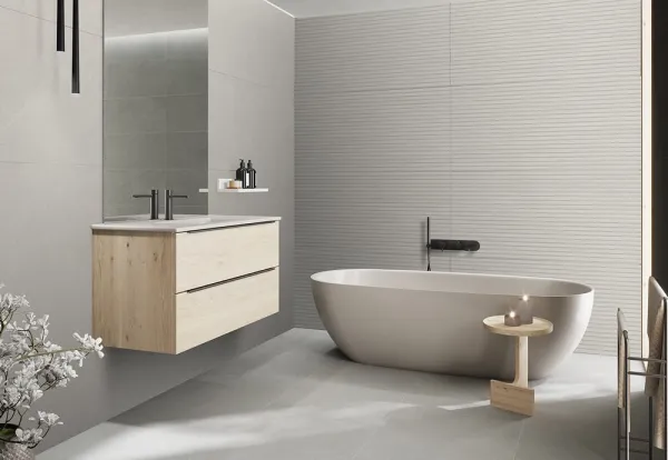 Baño con azulejos efecto madera en tonos neutros, colección Route de TAU ceràmica