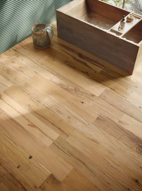 Baño con azulejos efecto madera en tonos cálidos, colección Solorovere de Ceramiche Piemme