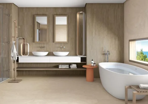 Baño con azulejos efecto madera en tonos cálidos, colección Stravaganza de Vives