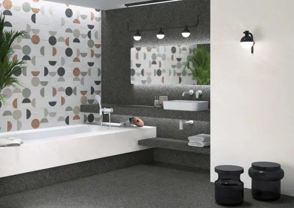 Baño con azulejos efecto madera en tonos neutros, colección Stravaganza de Vives