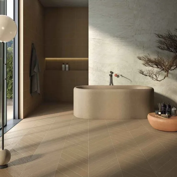 Baño con azulejos efecto madera en tonos cálidos, colección Tandem wood de Vives