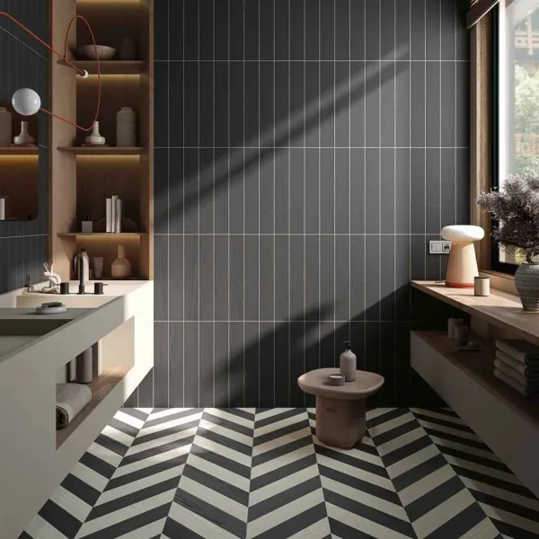 Baño con azulejos efecto madera en tonos neutros, colección Tandem wood de Vives