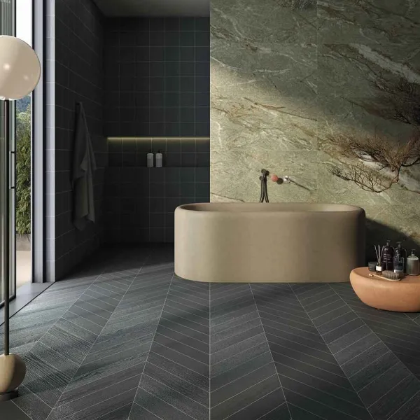 Baño con azulejos efecto madera en tonos neutros, colección Tandem wood de Vives