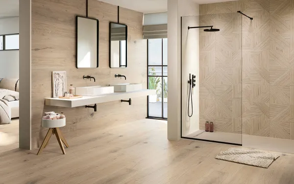 Baño con azulejos efecto madera en tonos cálidos, colección Tangram de Colorker