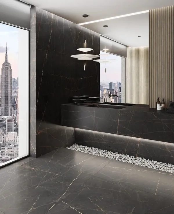 Baño con azulejos efecto madera en tonos neutros, colección Tokyo de Durstone